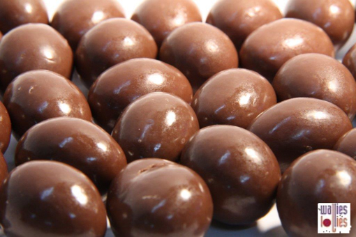 Milk Choc Almonds in 1kg bag